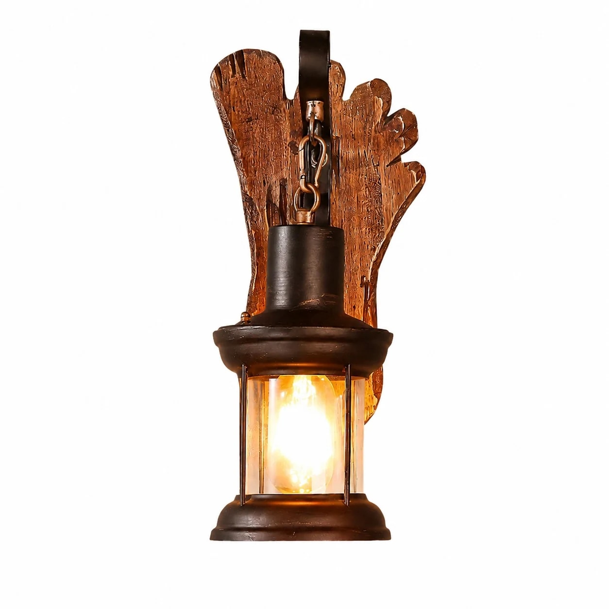Vista ravvicinata di una lampada da parete rustica con gabbia in legno e metallo.