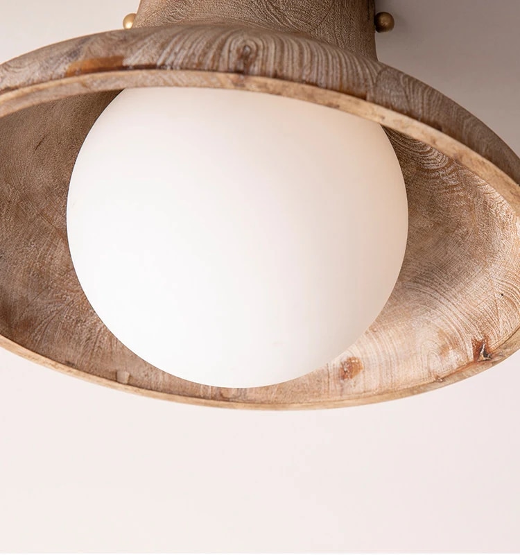Vue de dessous de l'abat-jour en bois et du globe en verre opale