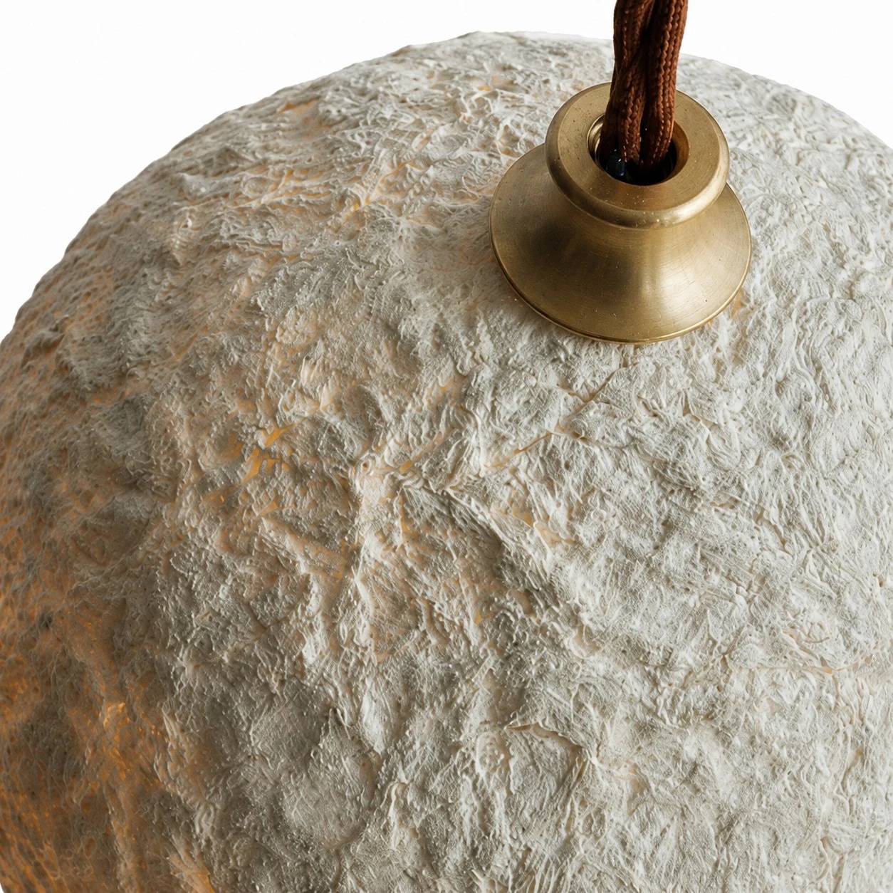 Detalle del soporte marrón y la pantalla de papel de arroz.
