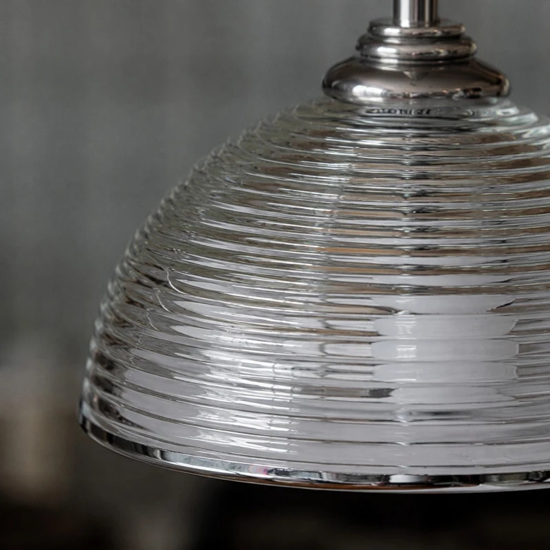 Gros plan sur la texture de l'abat-jour en verre côtelé transparent