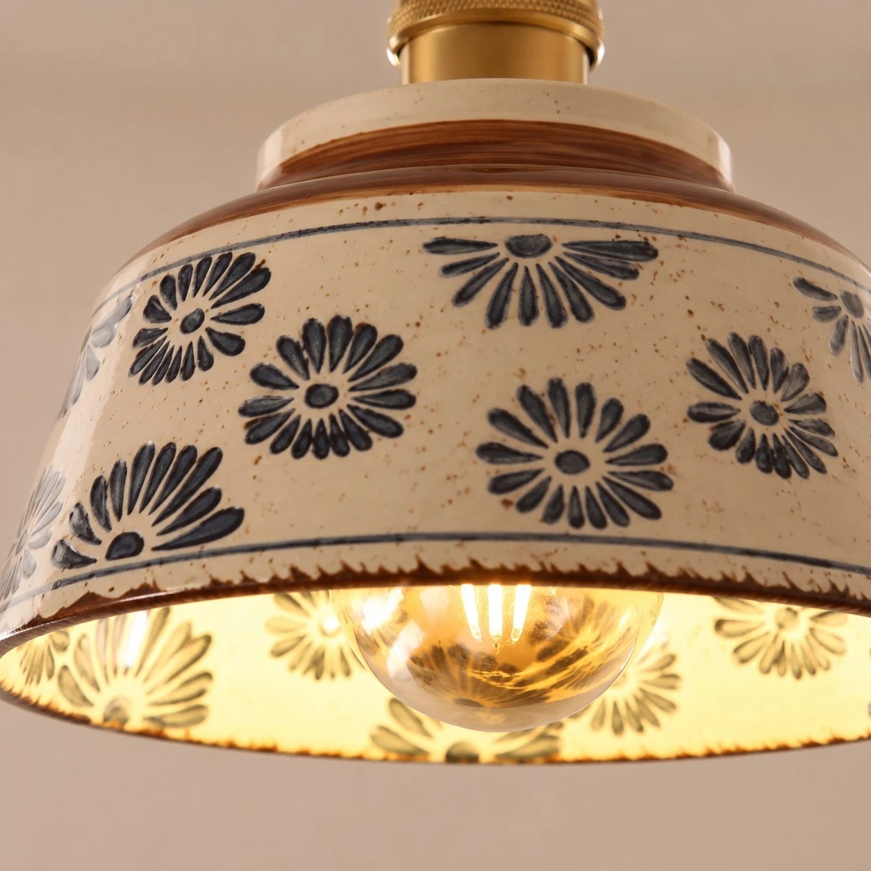 Vintage blauwe keramische wandlamp met bloemenmotief