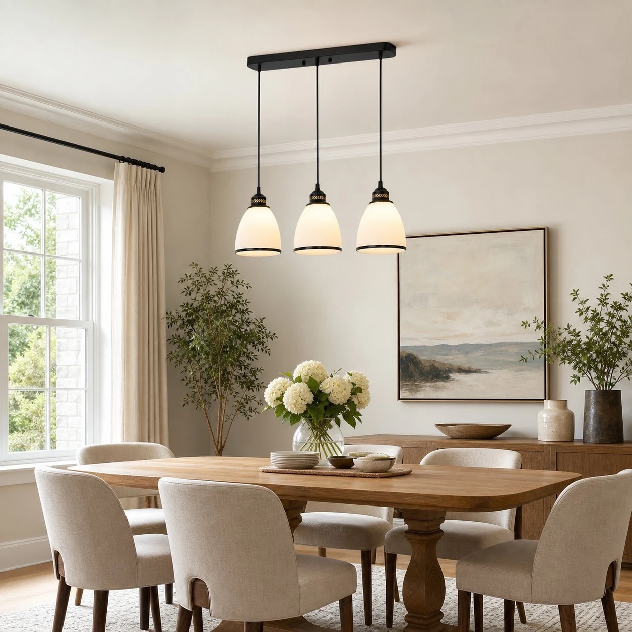 Suspension linéaire à trois lumières éclairant une table à manger en bois