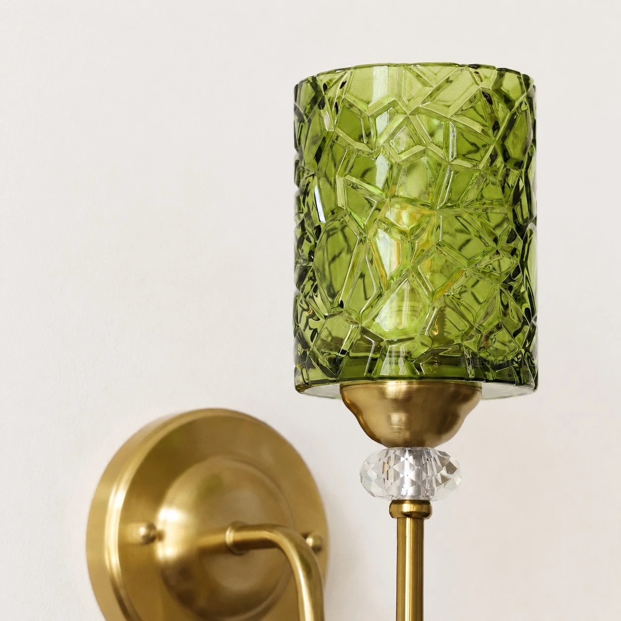 Abat-jour cylindrique en verre vert à facettes sur une applique murale vintage