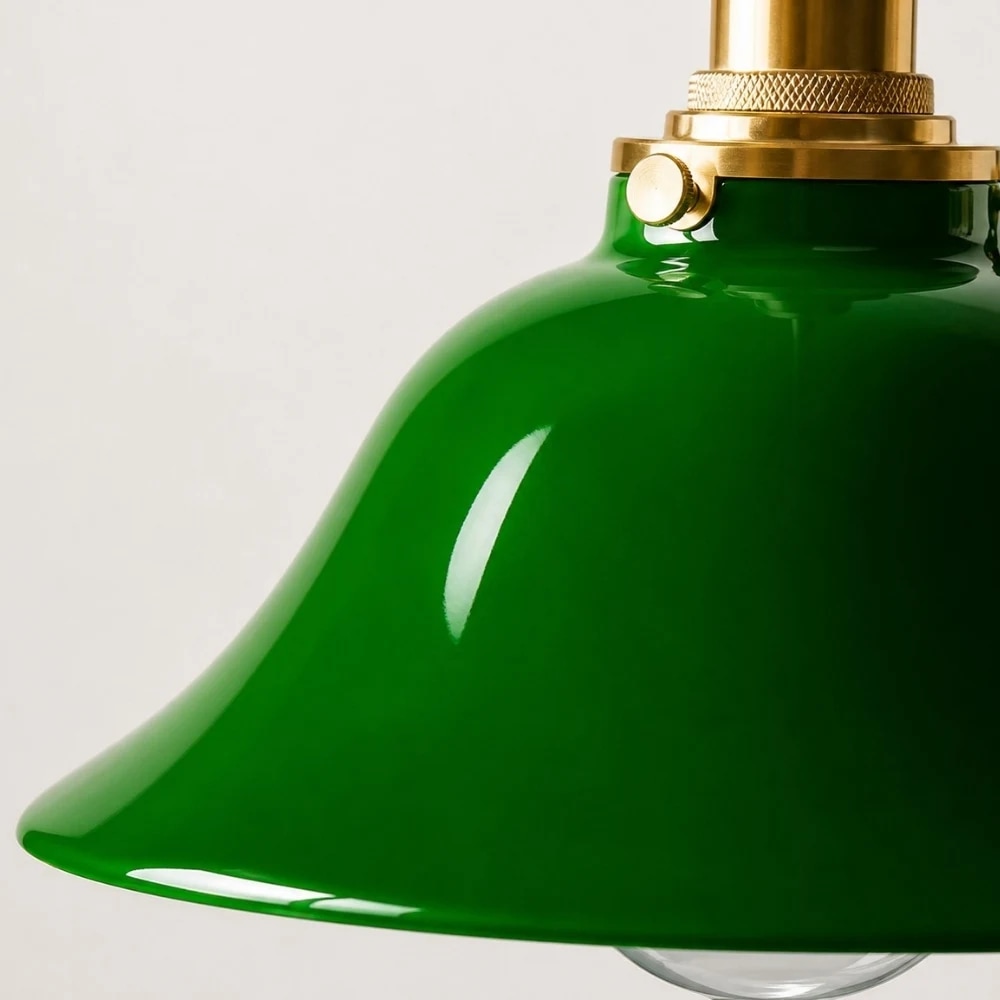 détail de la suspension en verre vert, de la fixation en laiton et de l'abat-jour incurvé