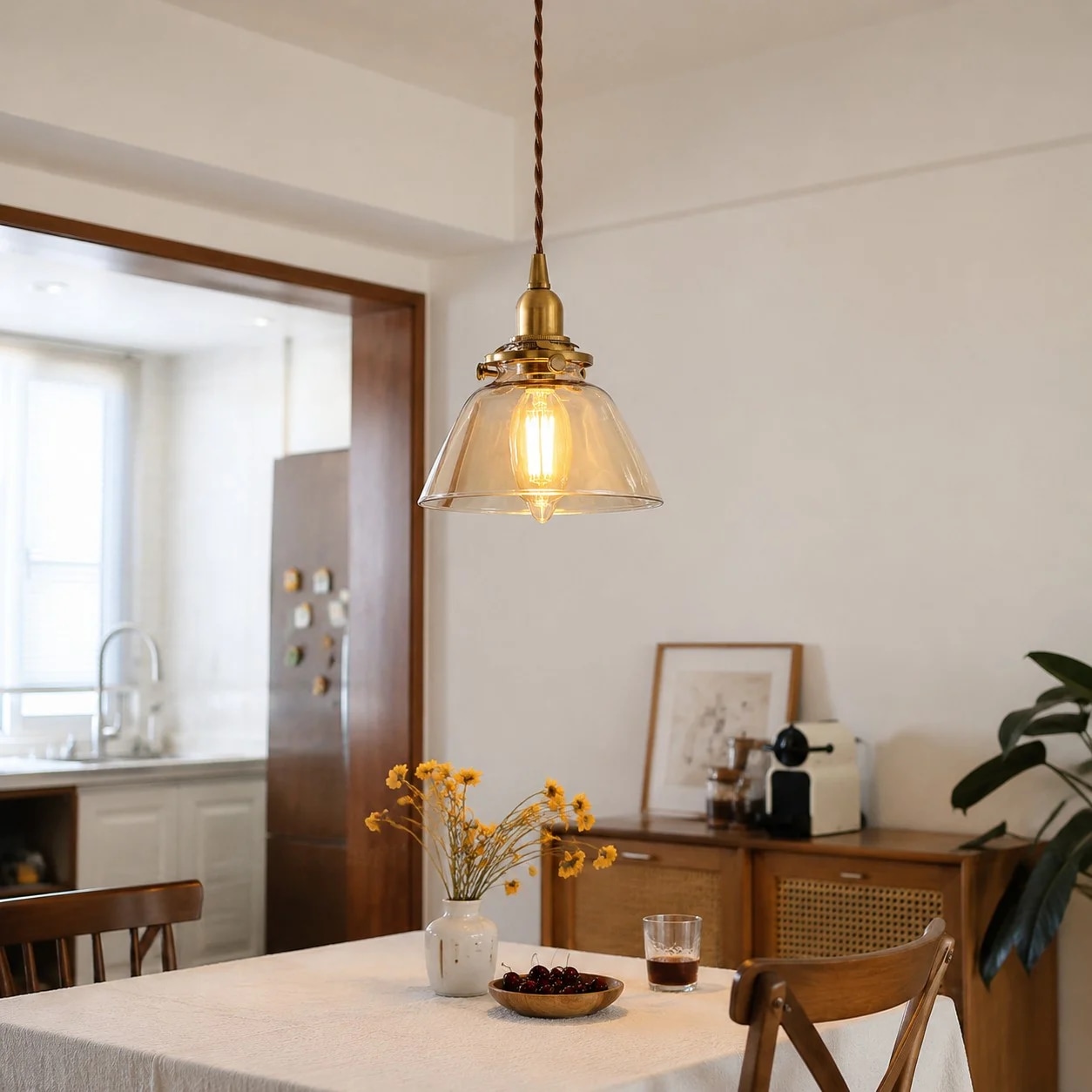 Suspension en verre ambré au-dessus d'une table de cuisine