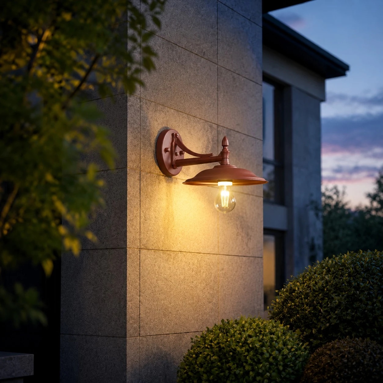 Applique murale Leviaxa illuminée sur un mur extérieur au crépuscule
