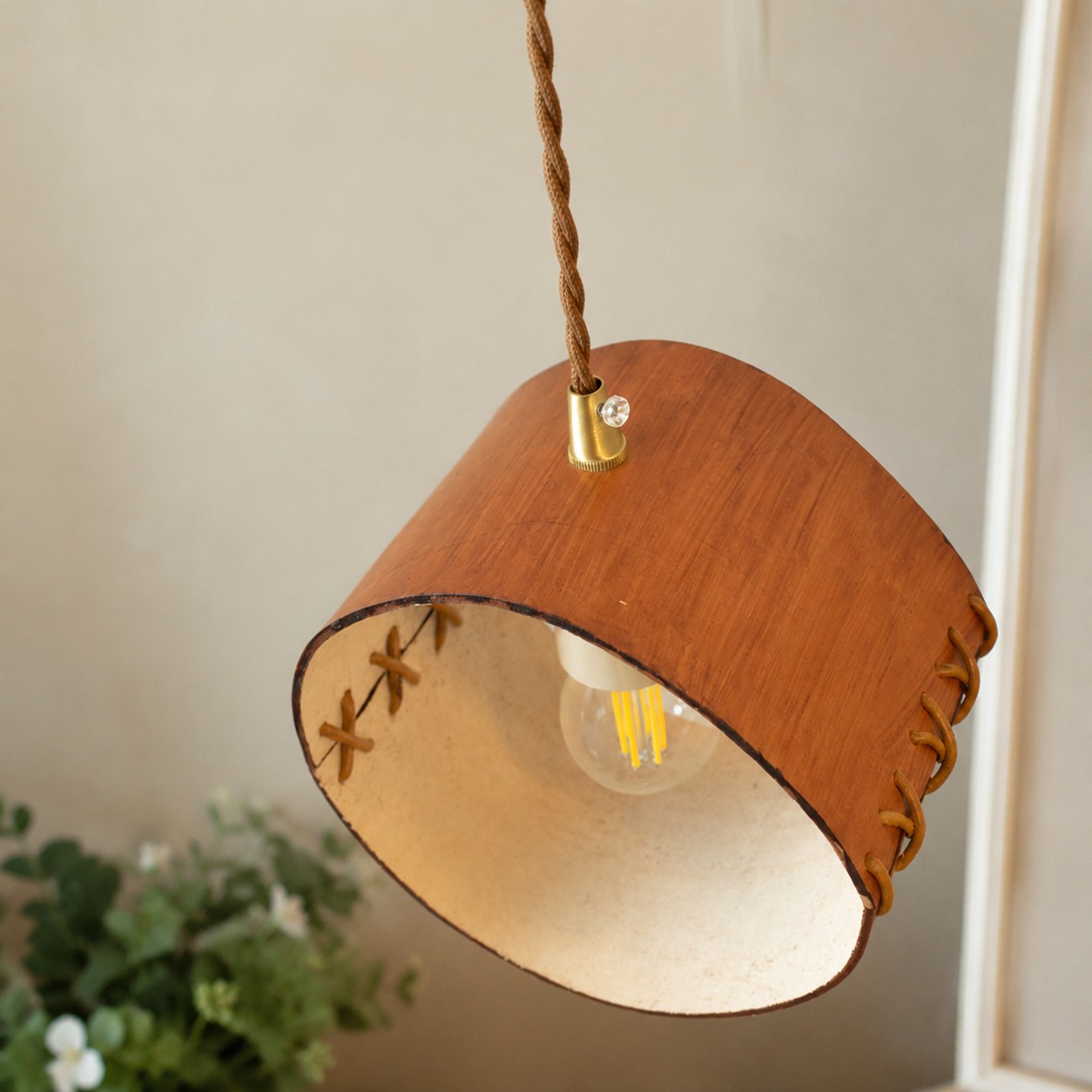 Abat-jour en cuir avec ampoule apparente et bord cousu