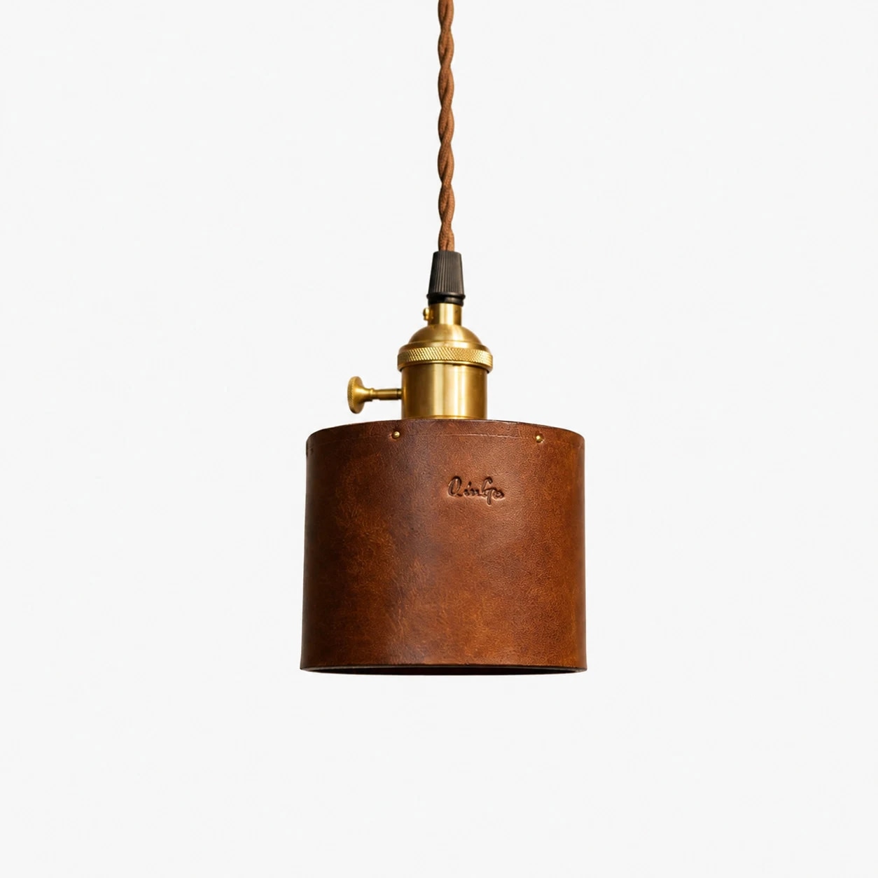 lampe suspendue cylindrique en cuir marron vue de face