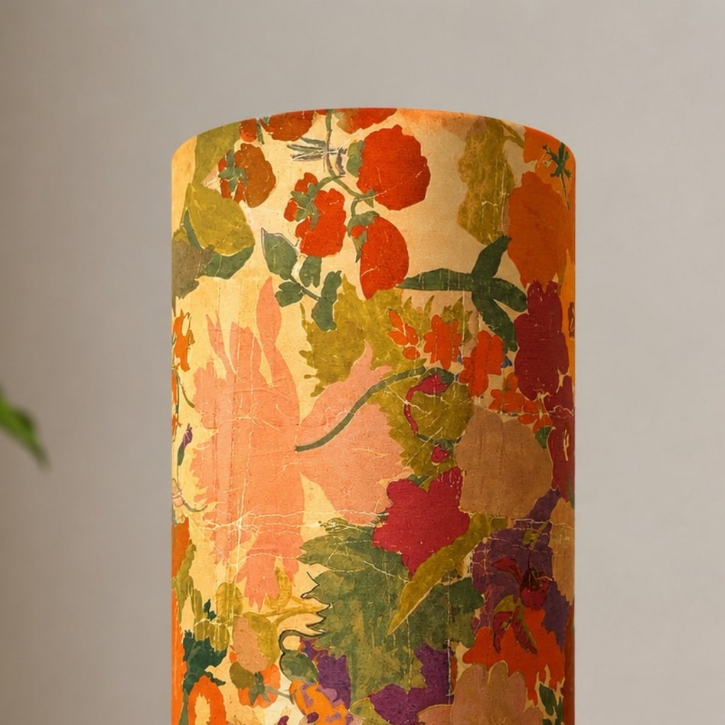 Gros plan sur le tissu à motifs floraux chauds