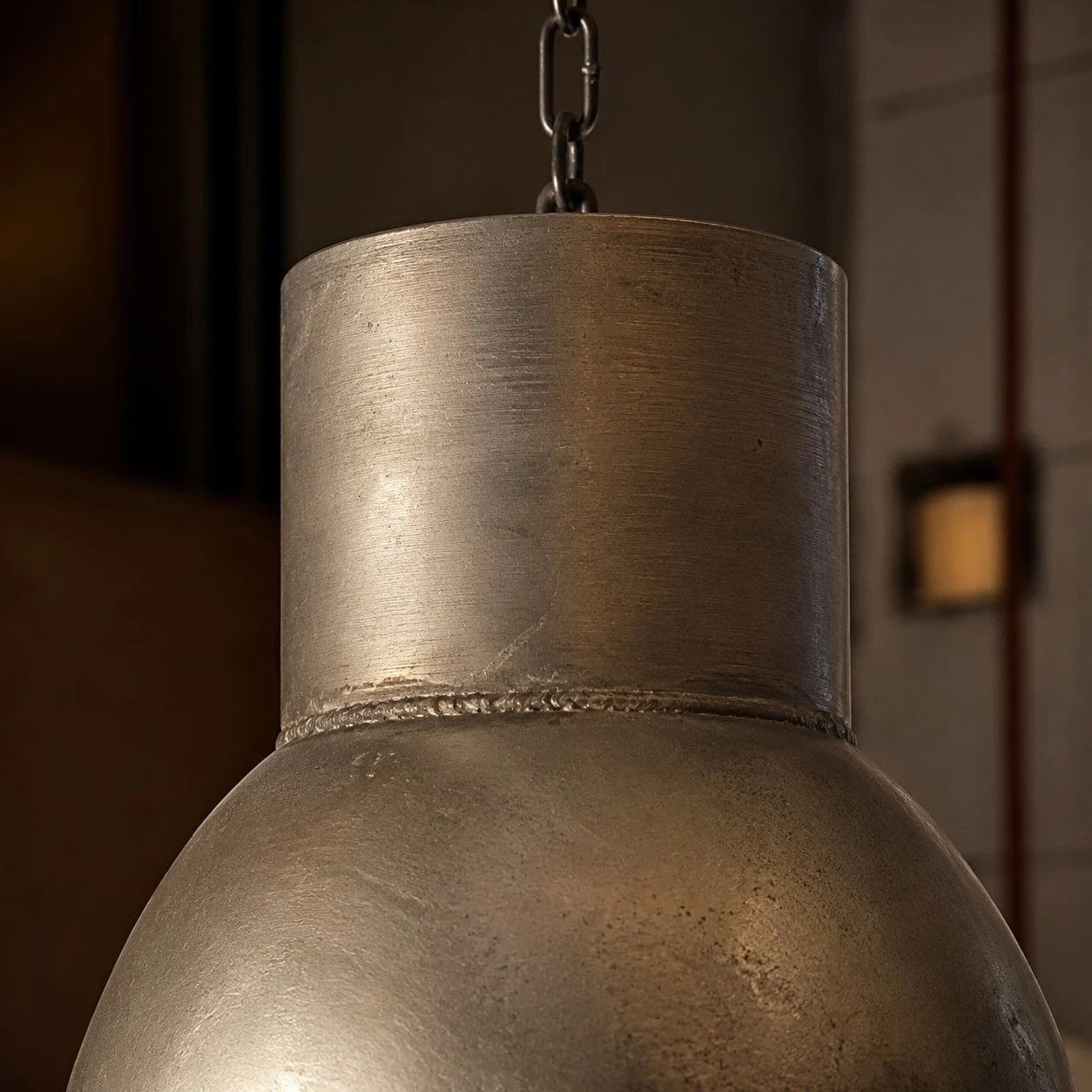 Gros plan sur la texture d'un abat-jour en aluminium vieilli