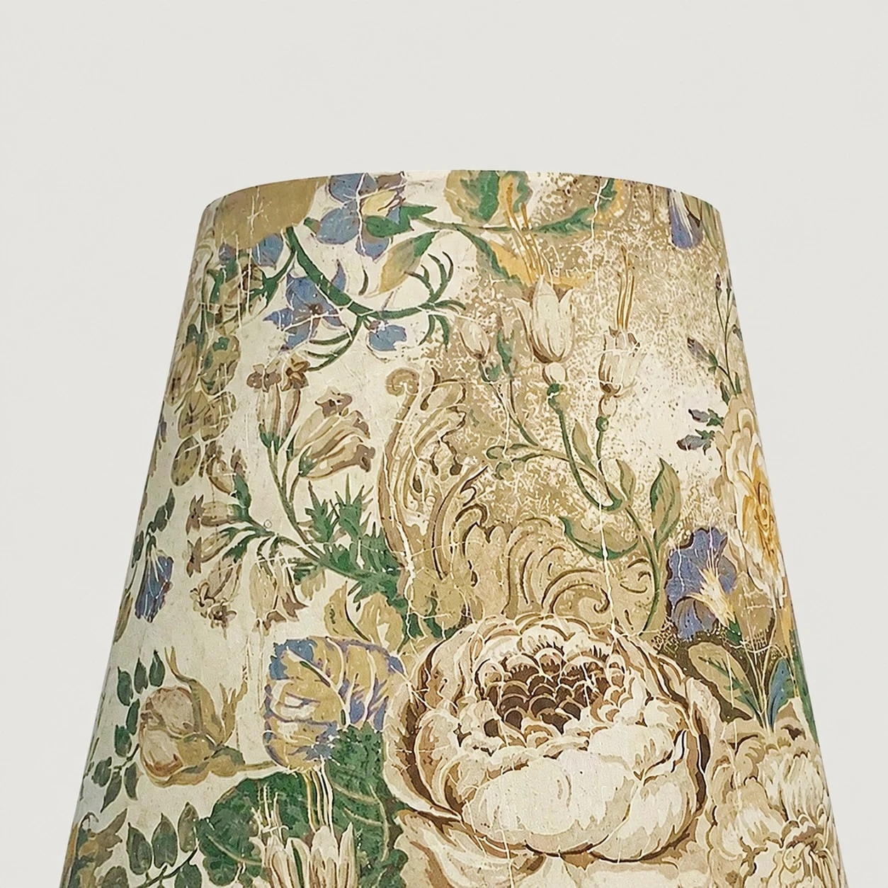 Detalle de la pantalla de tela floral beige
