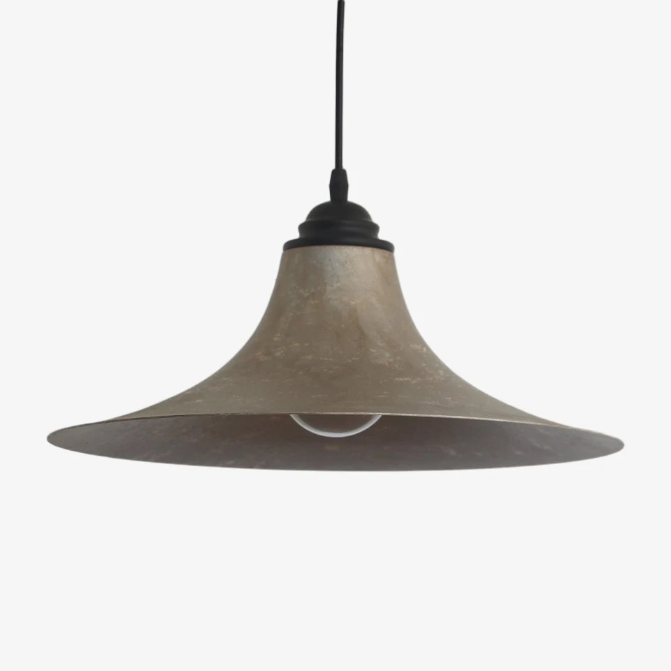 Lampa wisząca z wykończeniem z czarnego żelaza