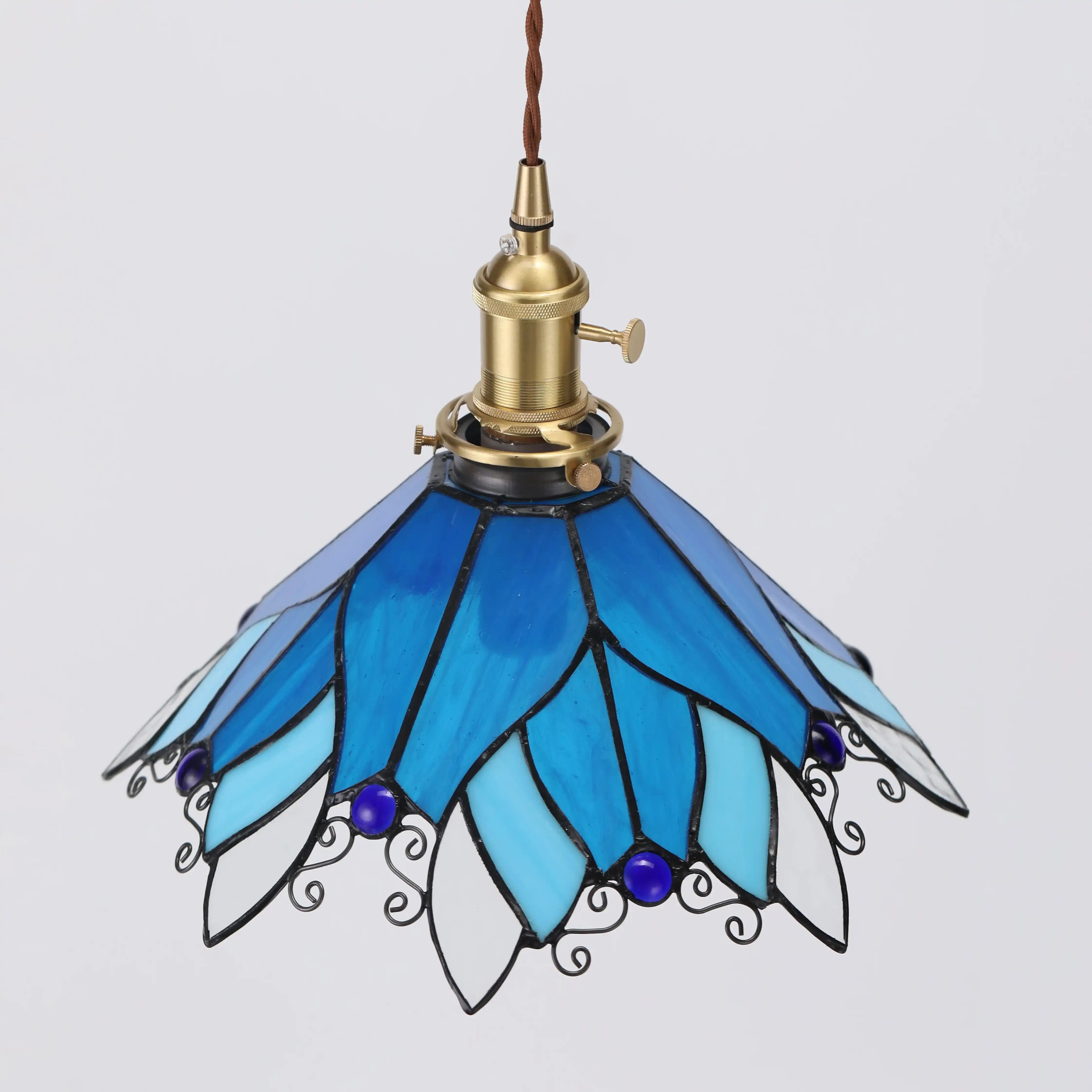 Détail d'une suspension en vitrail artisanal