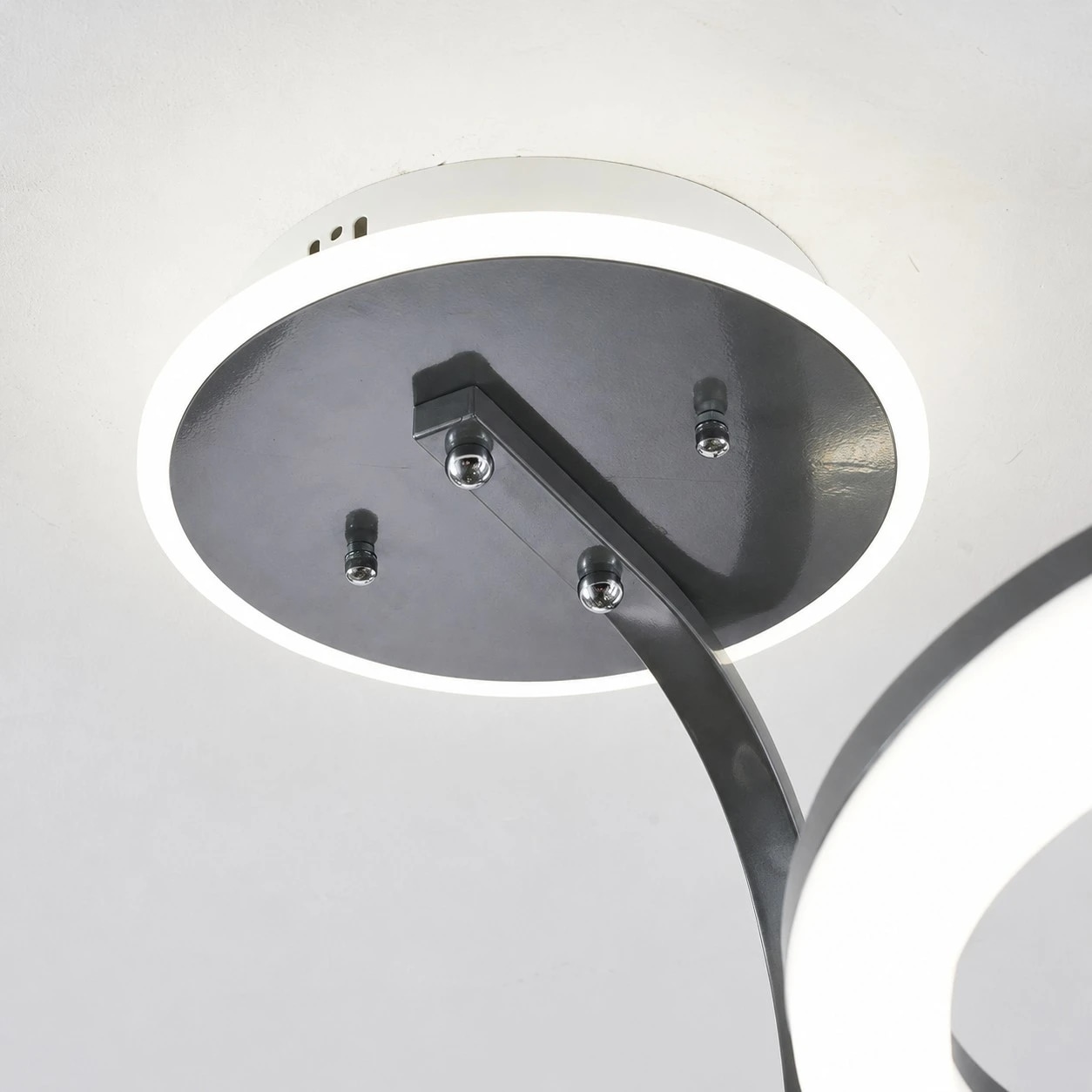 Integrated LED light for ceiling-mounted rooms