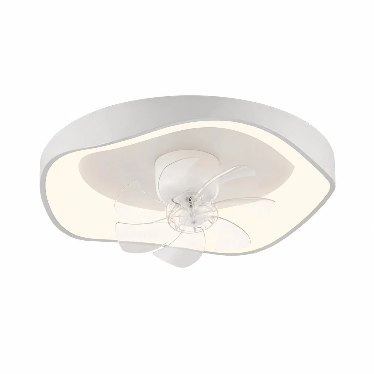 Vista angolata della luce bianca del ventilatore a soffitto