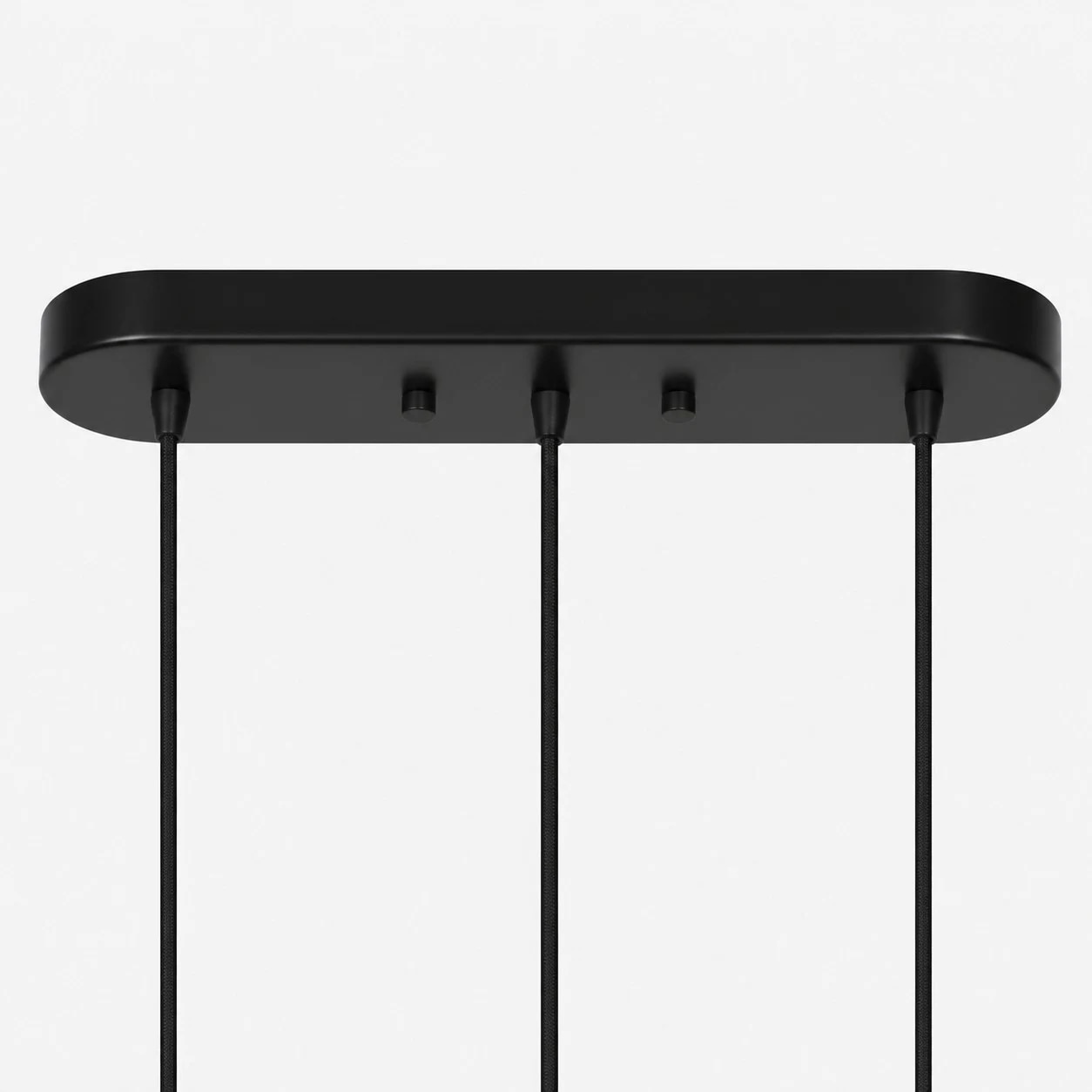 Détail rectangulaire noir de la rosace de plafond pour la suspension linéaire à trois lumières