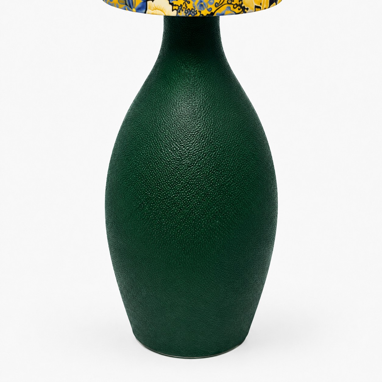 Gros plan sur le pied de lampe sculpté vert foncé