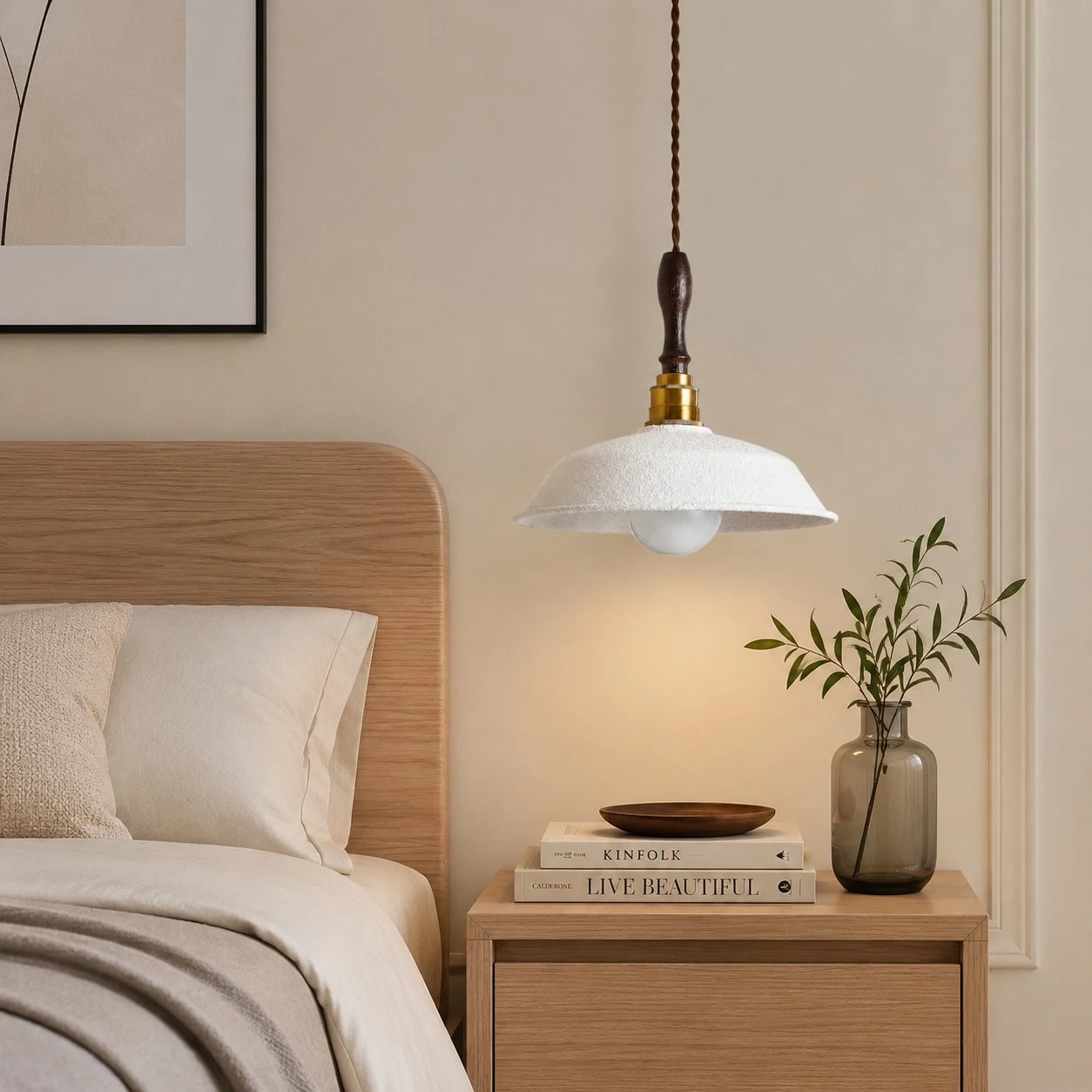 Suspension en métal blanc installée à côté d'un lit