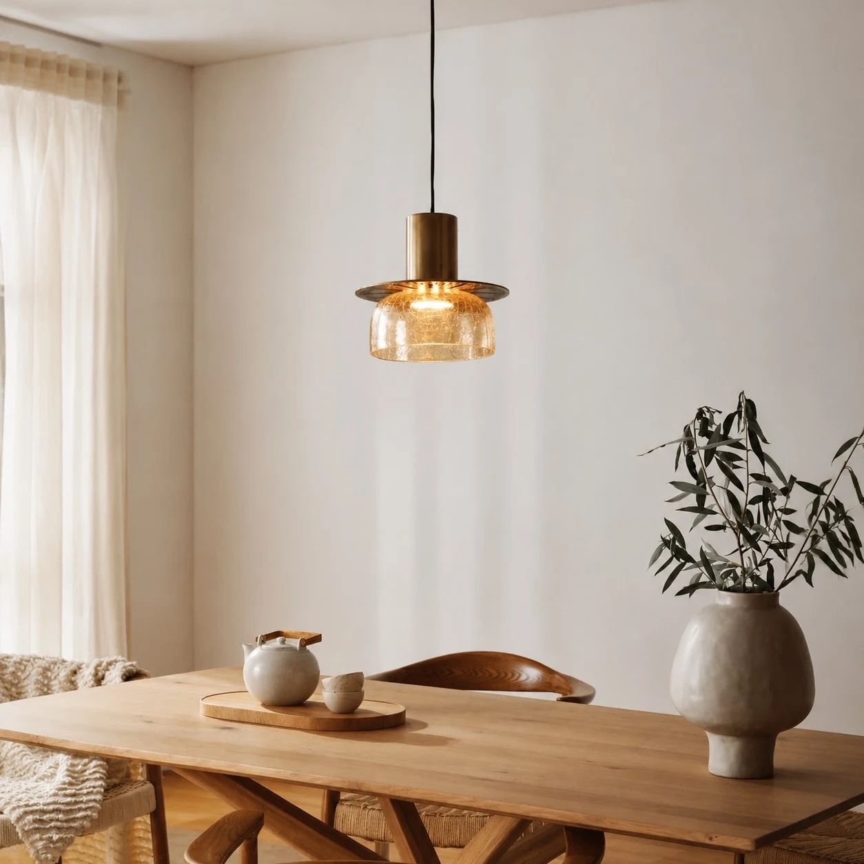 Suspension en laiton ambré et verre installée au-dessus d'une table à manger