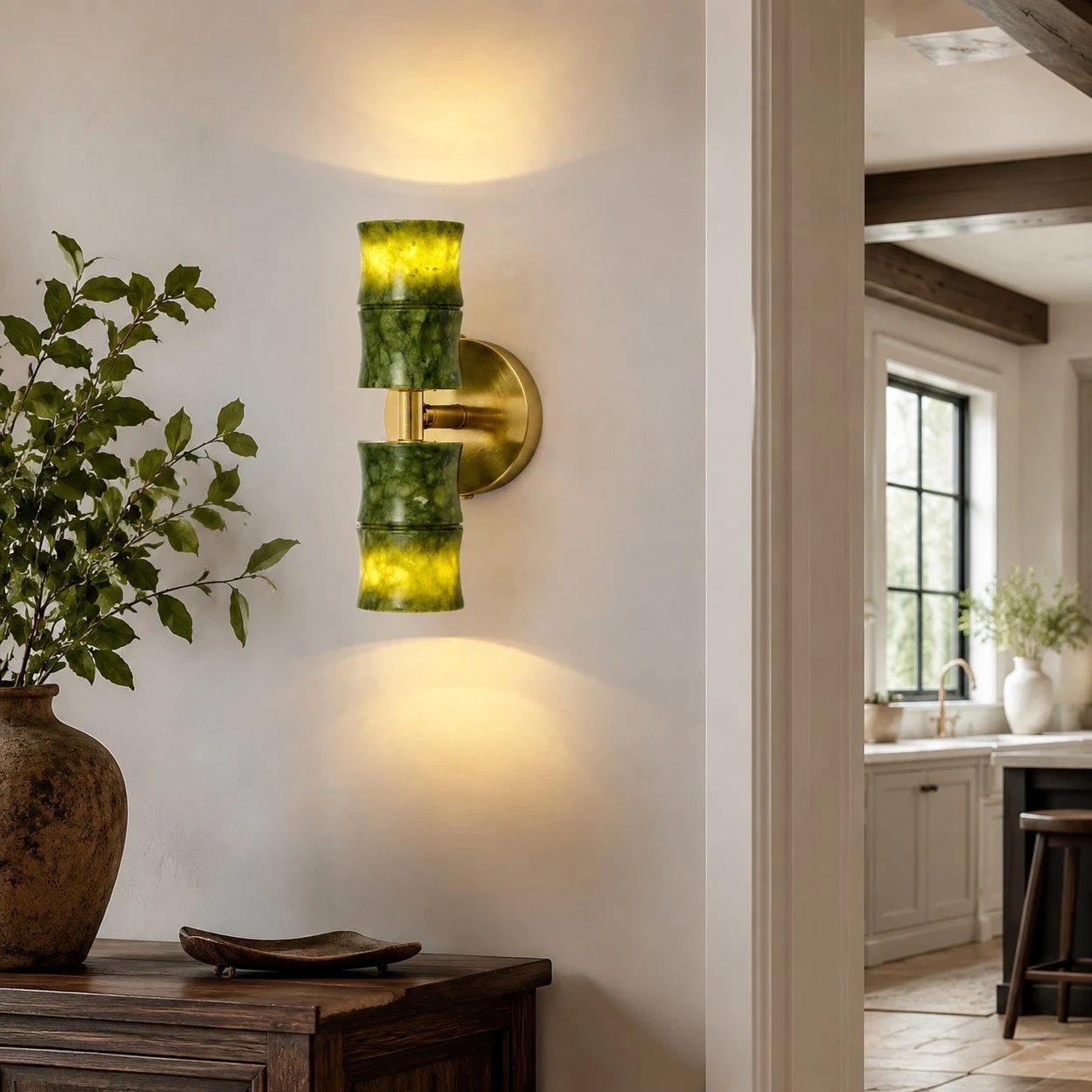 Une applique murale sculpturale en forme de bambou vert avec une plaque arrière aux tons chauds de laiton.