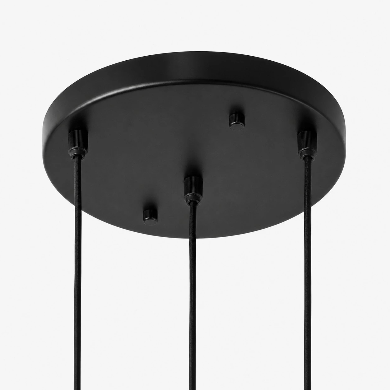 Rosace ronde noire au plafond pour la suspension à trois lumières décalées