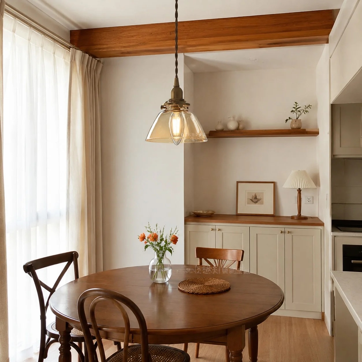 Suspension en verre vintage au-dessus d'un coin repas