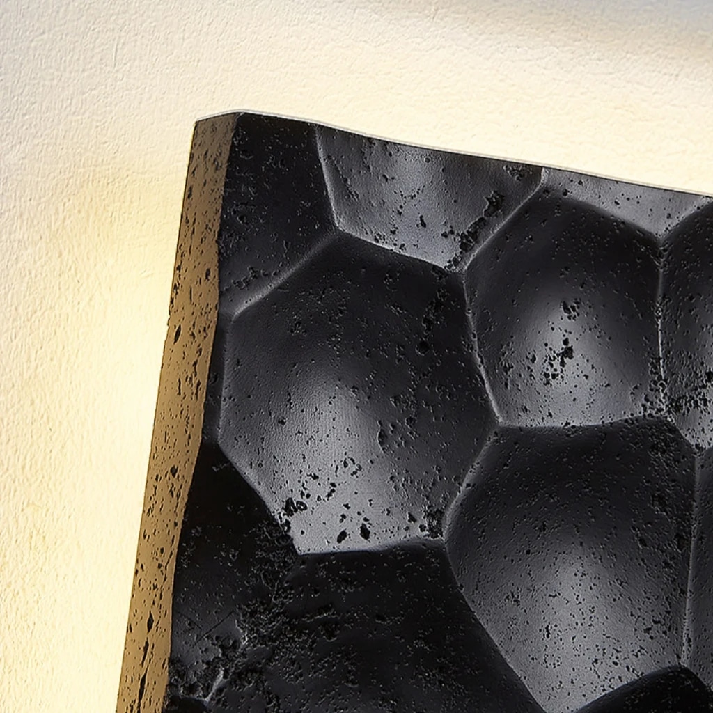 Pori naturali del travertino e texture irregolare della pietra.