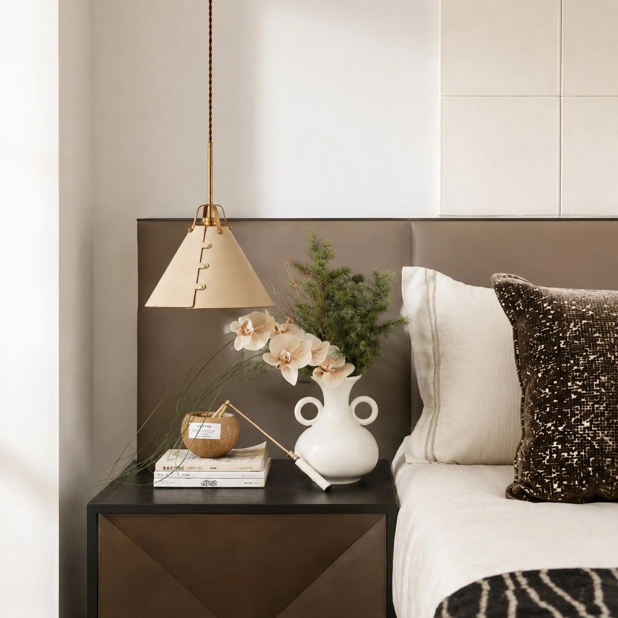 Suspension en cuir à côté d'une table de nuit dans une chambre