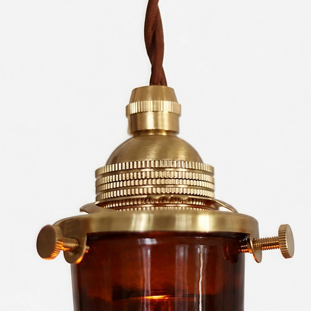 détail du collier métallique de la suspension en verre brun ambré