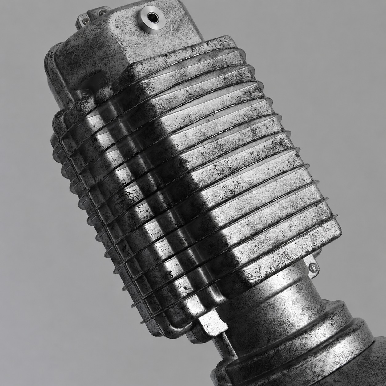 Détails de la douille en métal texturé et de la protection du câble