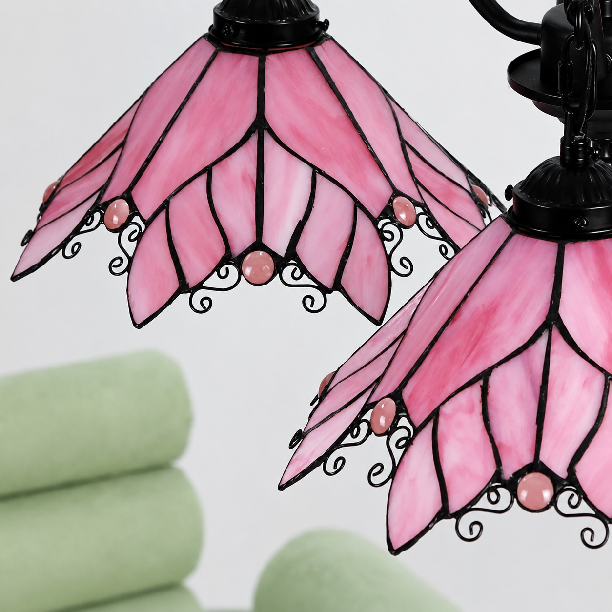 Détail du verre d'un lustre à quatre lumières en vitrail