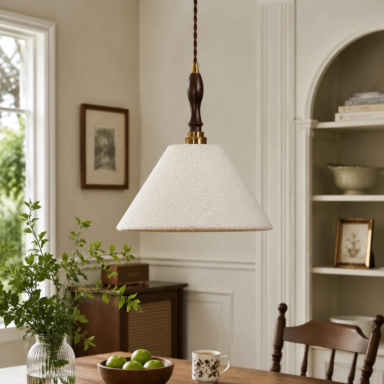 Suspension en tissu crème au-dessus d'une table à manger dans une pièce vintage