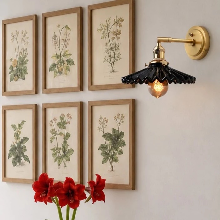 Applique da parete nera sopra arte botanica incorniciata