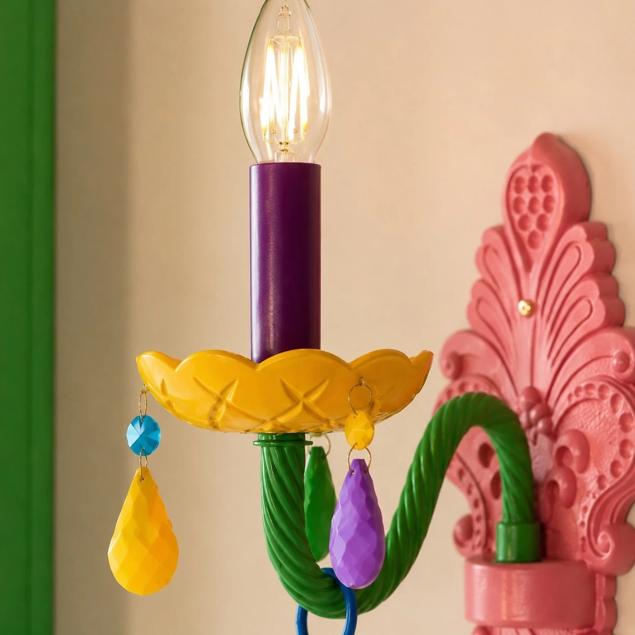 Gros plan sur le manchon de la bougie et le détail du vase.