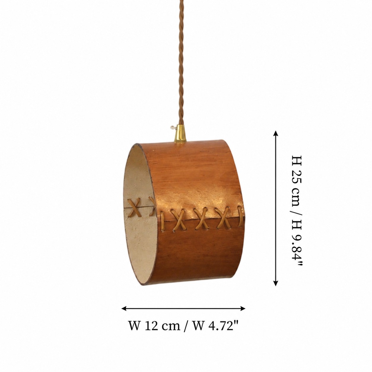 Grand pendentif en cuir : largeur 12 cm et hauteur 25 cm