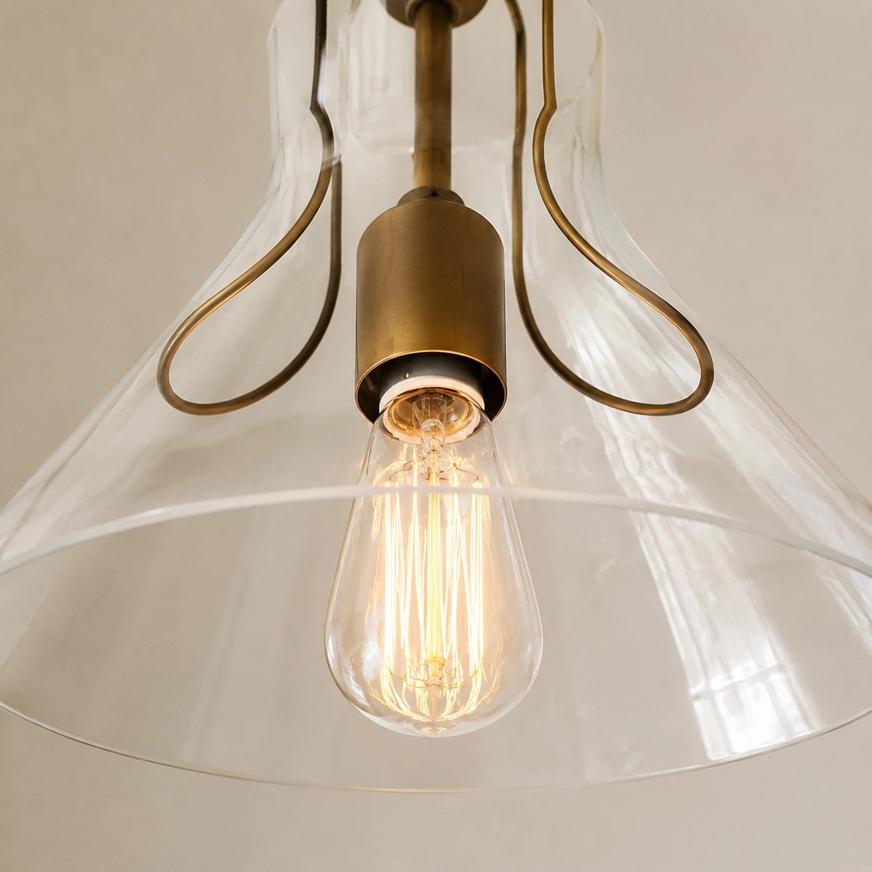Gros plan sur l'abat-jour en verre transparent du parasol et son support intérieur