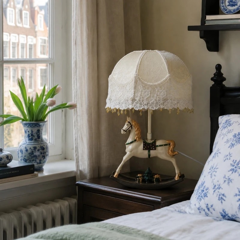 Lampada da tavolo a forma di cavallo a dondolo, posizionata su un comodino in camera da letto.