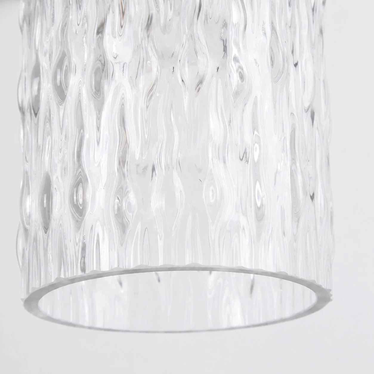 Gros plan sur la texture de l'abat-jour en verre clair côtelé