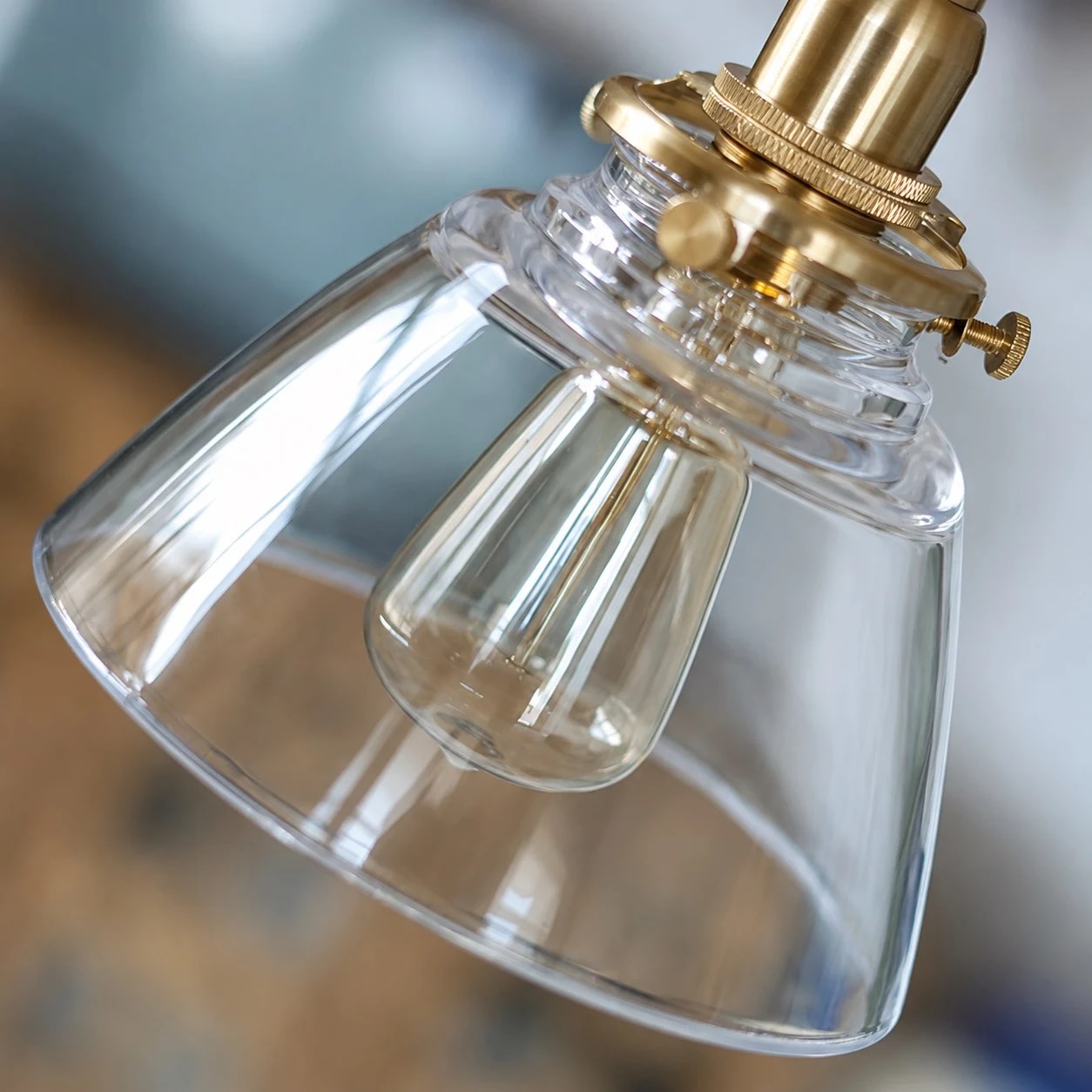 Abat-jour en verre transparent et douille en laiton (détails)