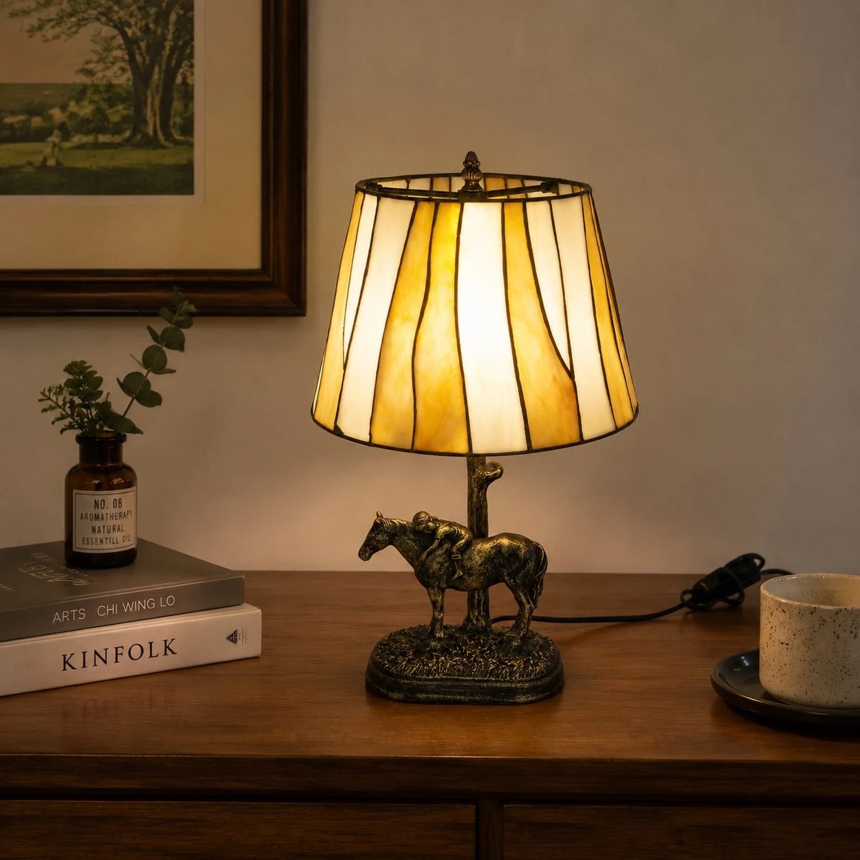 Lampada da tavolo in stile Tiffany con base a forma di cavallo su un caldo comodino.