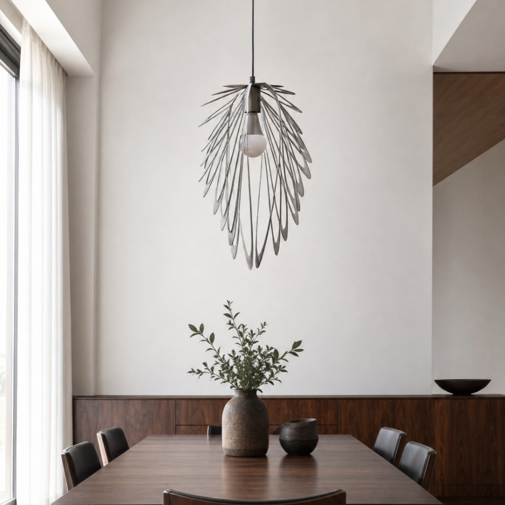 Lampada a sospensione in metallo a forma di piuma, scena in sala da pranzo