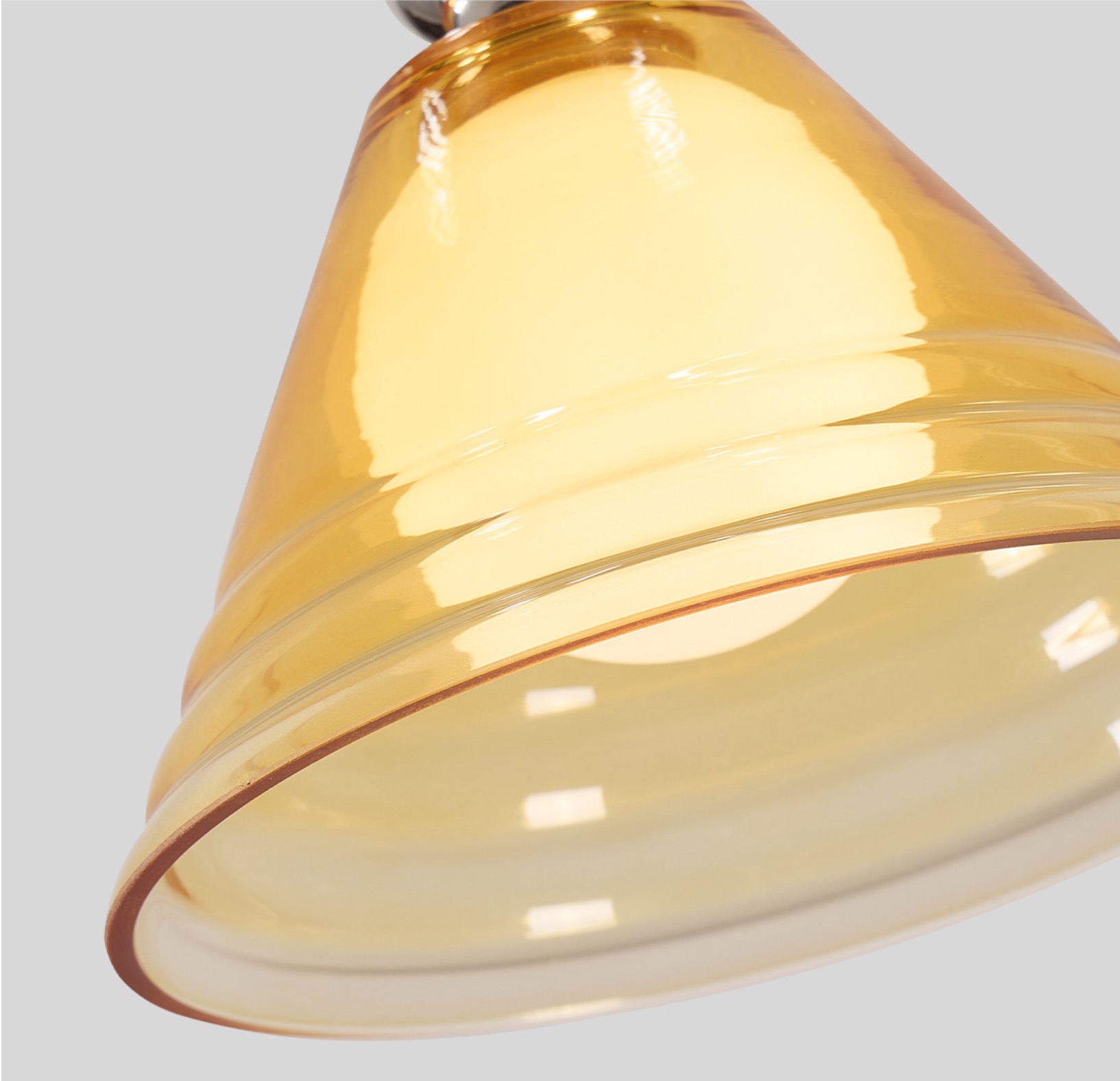 Lámpara de techo de cristal amarillo claro con detalle de florón cromado