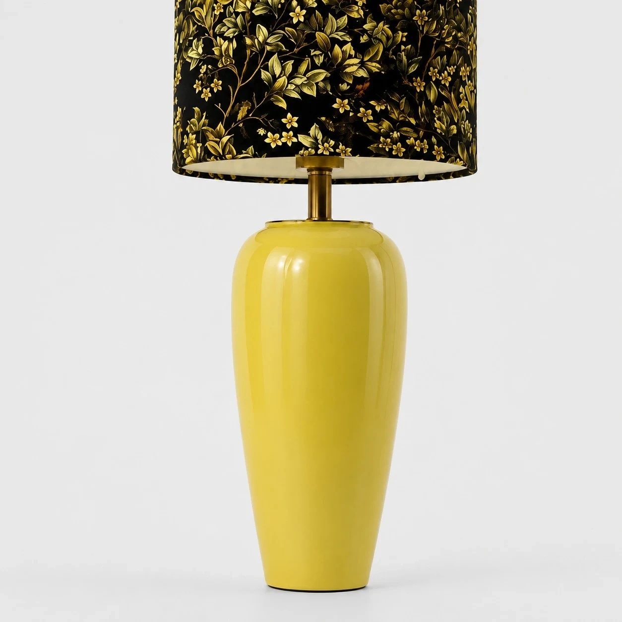 Base in ceramica giallo lucido e proporzione di tonalità floreali