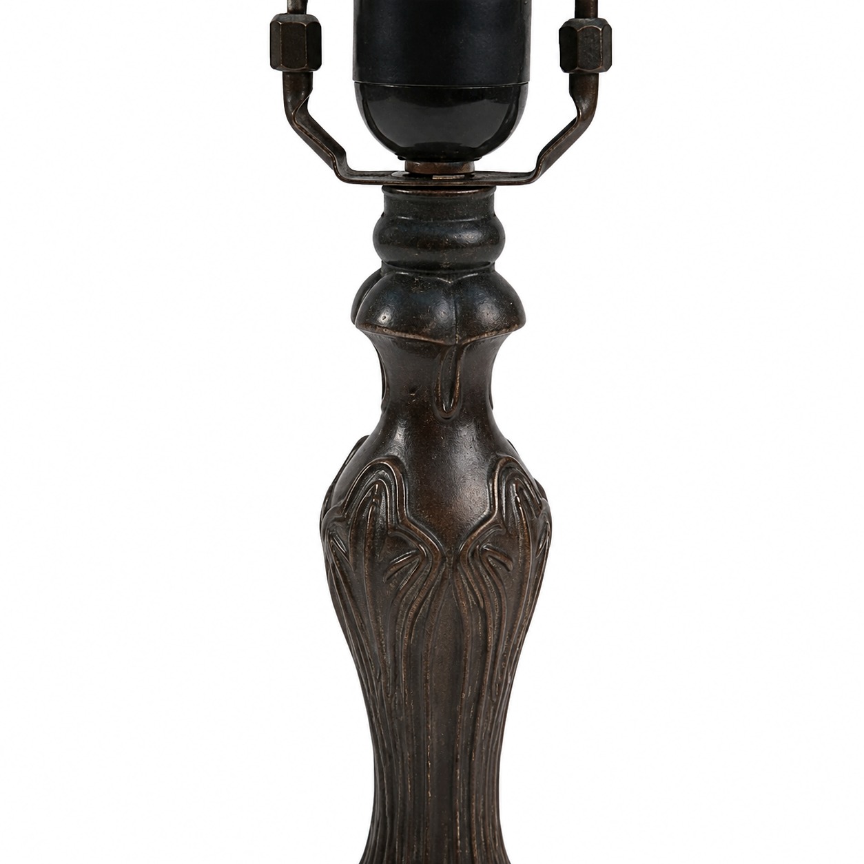 Gros plan sur le corps sculpté de la lampe
