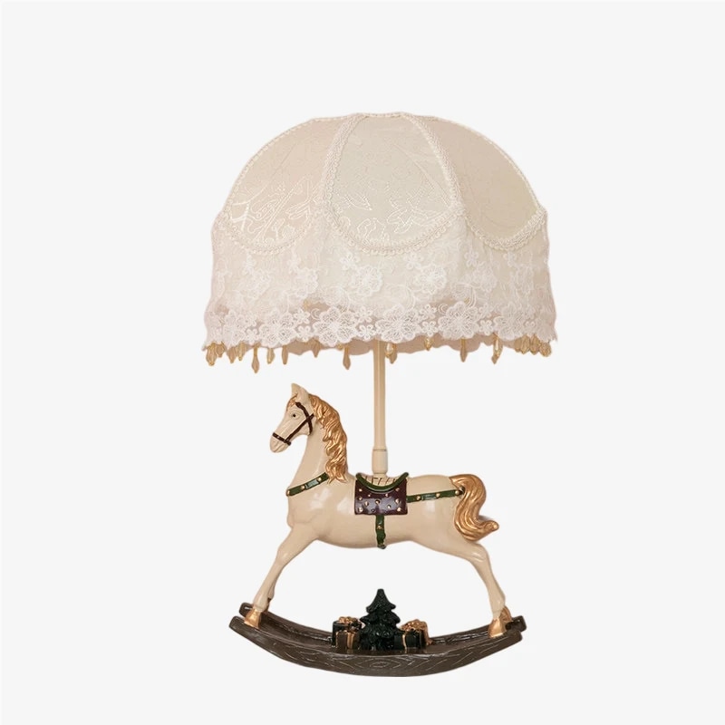 Lampada da tavolo vintage a forma di cavallo a dondolo su sfondo bianco.