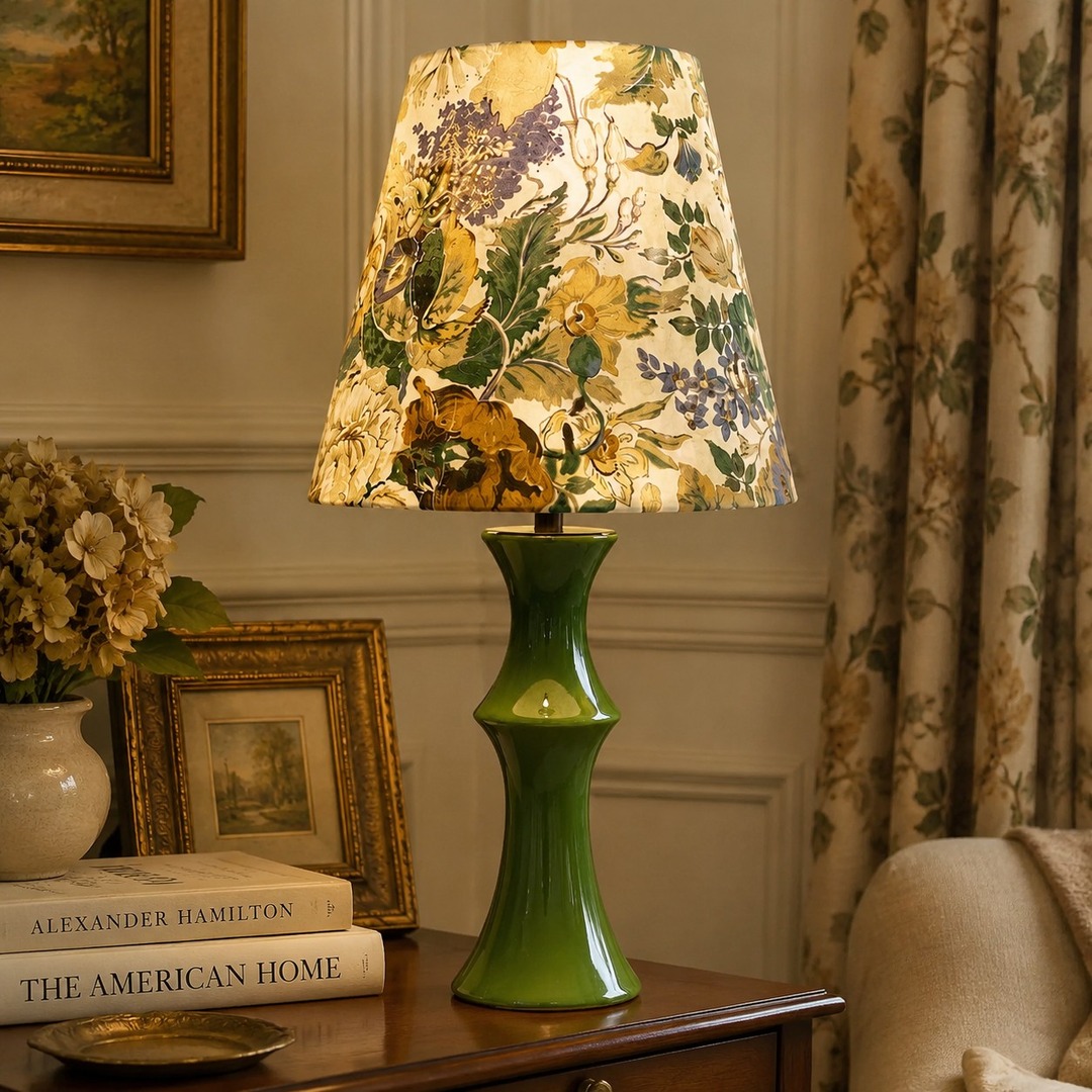 Lámpara de mesa floral beige en una mesita de noche clásica