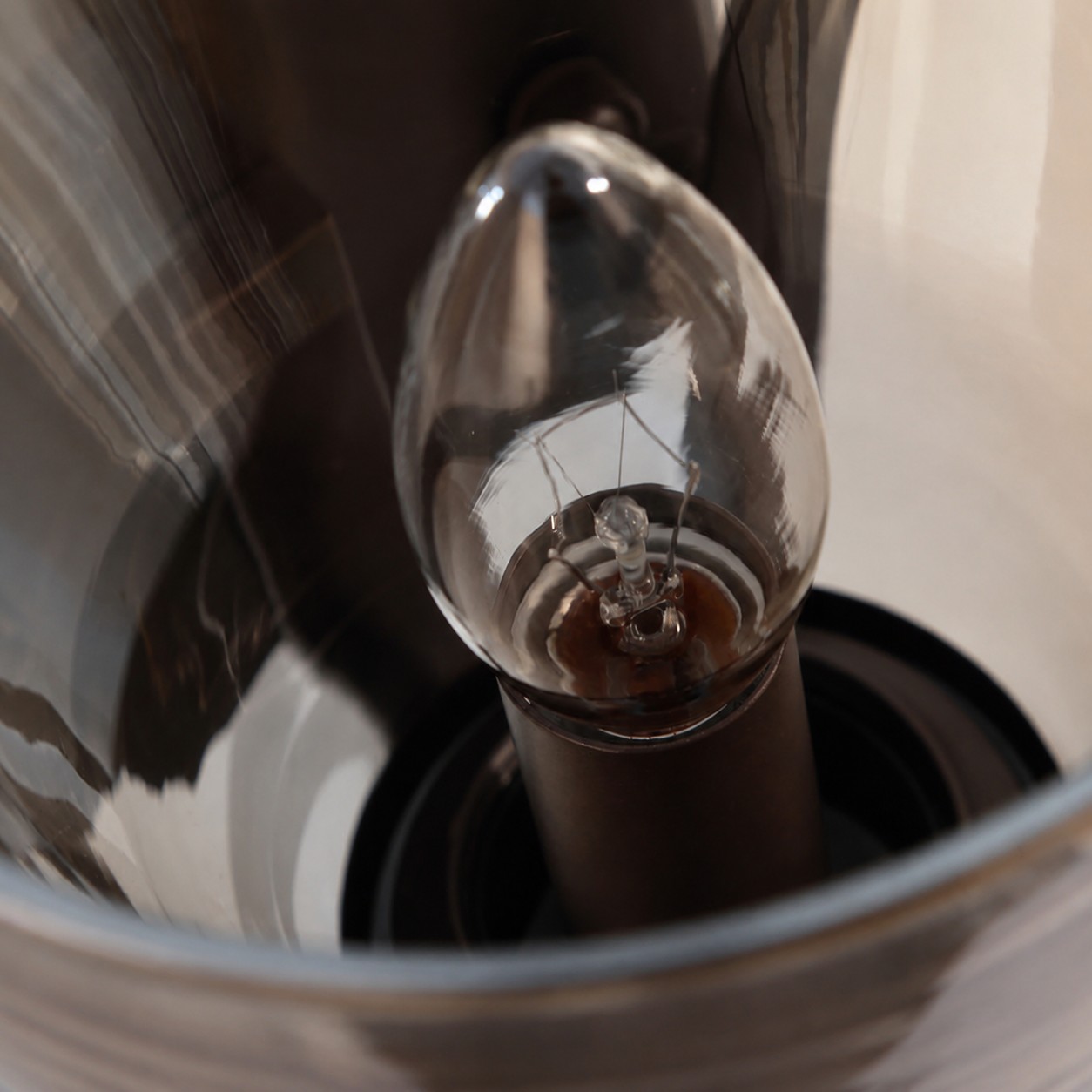 Placement de l'ampoule à l'intérieur de l'abat-jour en verre ambré
