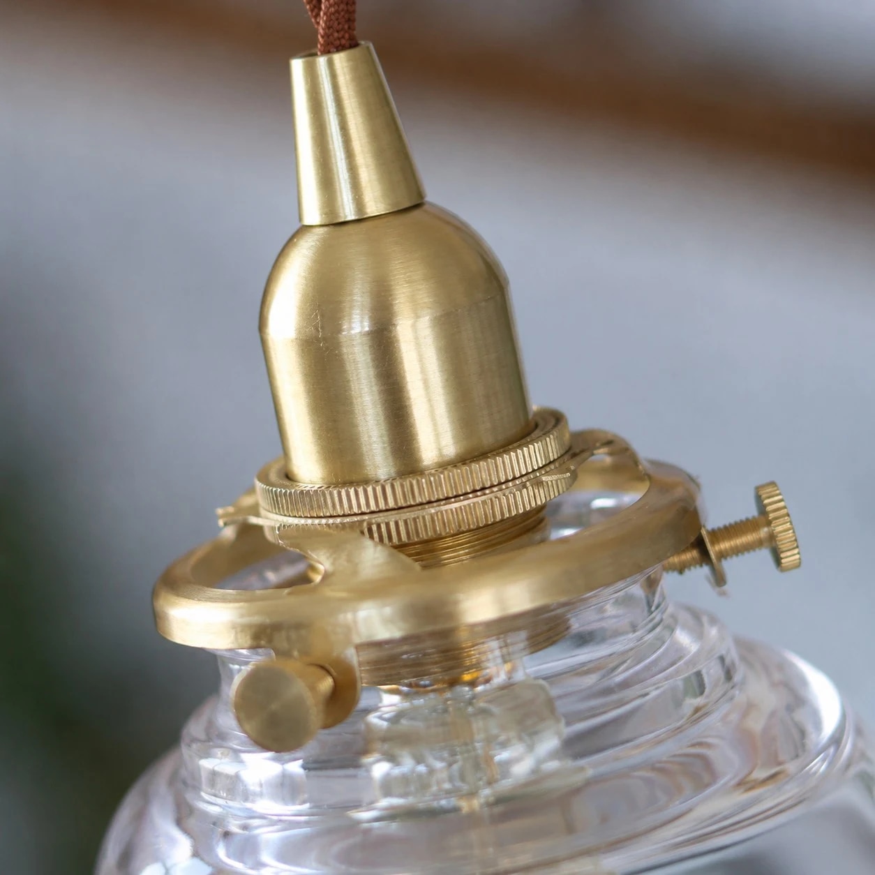 Détail détaillé de la douille en laiton, de la bague de retenue et de l'abat-jour en verre