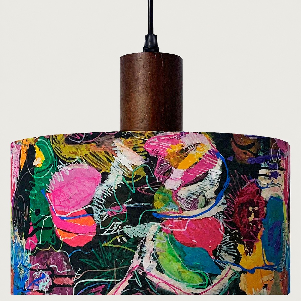 Détail en gros plan d'un abat-jour en coton à motif floral pictural