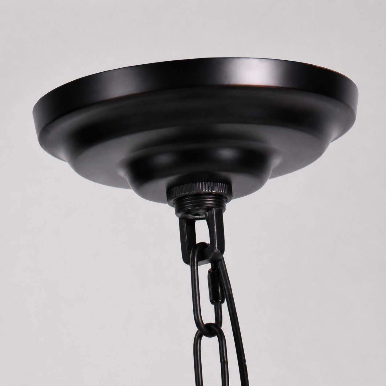 Détails du matériau d'un lustre à quatre lumières en vitrail